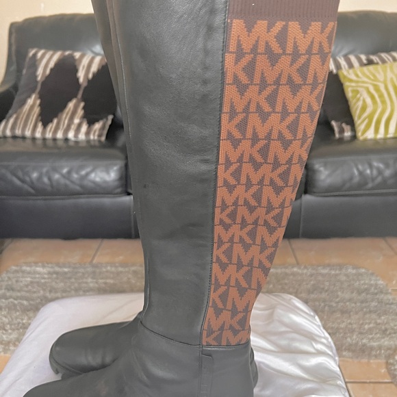 Women shoes size 8 slightly worn $20 each pair but the Mk boots are $100 - Picture 12 of 13